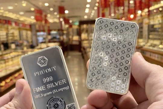 Giá vàng giảm nhẹ, giao dịch bạc 'nóng' với rủi ro mới