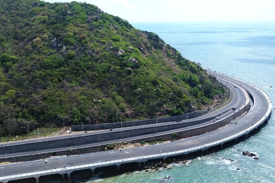 Con đèo uốn lượn giữa biển và núi, “níu chân” du khách ở TPHCM