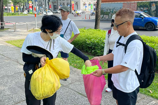 Người đàn ông Nhật 10 năm nhặt rác ở TP HCM