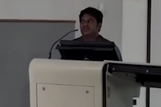 Giáo sư bị cả trường tấn công vì tỏ tình với học trò 19 tuổi