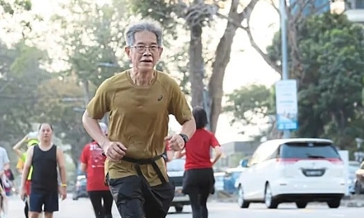 Mang di ảnh vợ cùng chạy bộ 2.200 km