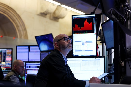 Vì sao nhà đầu tư ngoại liên tục bán cổ phiếu Việt Nam?