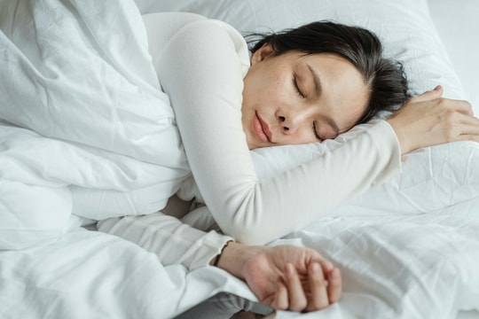 Có nên nằm ngủ với gối đầu?