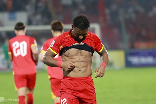 Xuân Son đếm cơ bụng 8 múi sau khi chọc thủng lưới Malaysia