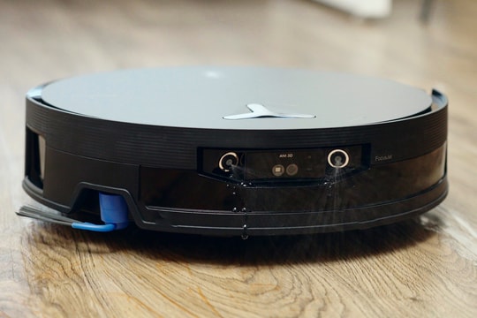 Ecovacs X12 - robot đầu tiên có hệ thống phun nước vào vết bẩn