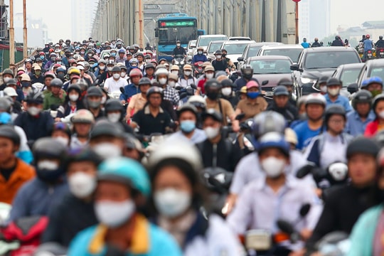 Người dân chật vật qua cầu Chương Dương