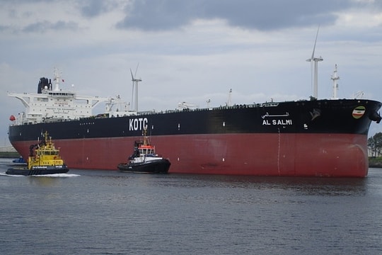 Kuwait cáo buộc Iran tập kích, gây cháy tàu dầu 320.000 tấn