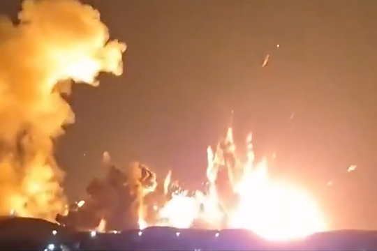 Nổ lớn tại Iran, nghi kho đạn trúng bom xuyên hầm của Mỹ