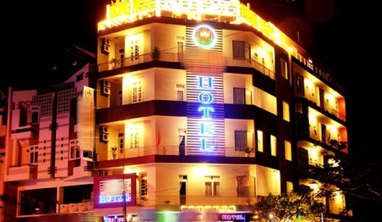 Nhà hàng, khách sạn tắt hoặc giảm tối thiểu 50% công suất chiếu sáng quảng cáo giờ cao điểm