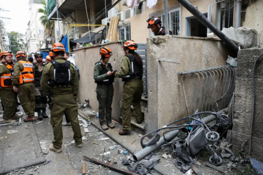 Hình ảnh tan hoang ở Israel sau mưa tên lửa từ Iran