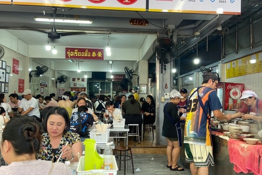 Quán mì Michelin bình dân khiến khách xếp hàng ở Bangkok