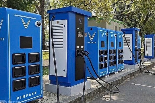 V-Green hợp tác Vikki phát triển hạ tầng sạc, tủ đổi pin xe điện