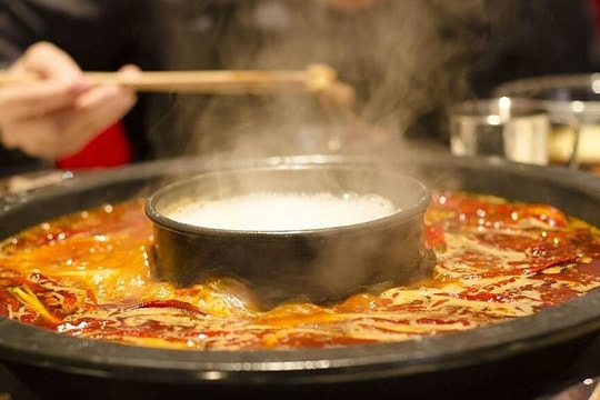 Cô gái tử vong vì tự chữa đau họng sau bữa lẩu cay