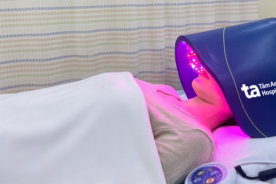 Viêm da sau trang điểm nghi do dùng chung mỹ phẩm