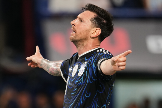 Messi nhường phạt đền trong chiến thắng 5-0 của Argentina