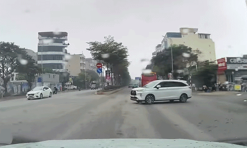 Ôtô đi thẳng húc xe rẽ trái, ai sai?