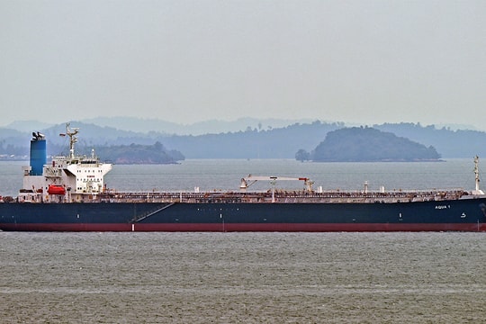 Tàu dầu trúng tên lửa ngoài khơi Qatar