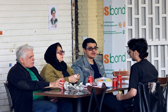 Người dân Tehran níu giữ bình yên giữa vòng vây bom đạn