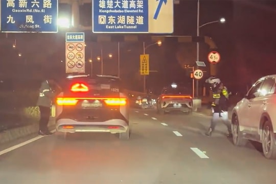 Taxi tự lái đứng bất động, hành khách mắc kẹt trên cao tốc