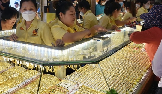 Giá vàng hôm nay, 1-4: Tăng mạnh lên gần 4.700 USD/ounce