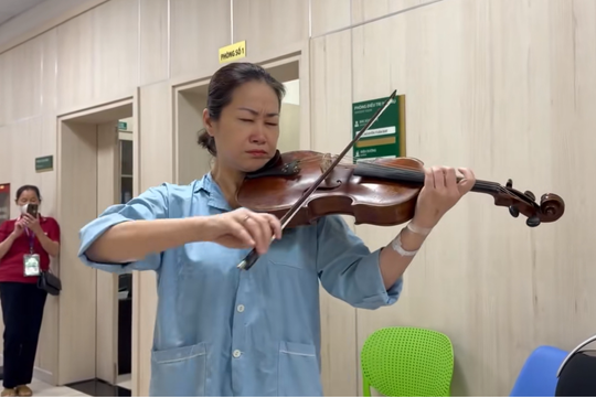 Nữ bệnh nhân chơi đàn giữa bệnh viện xoa dịu những trái tim mỏi mệt