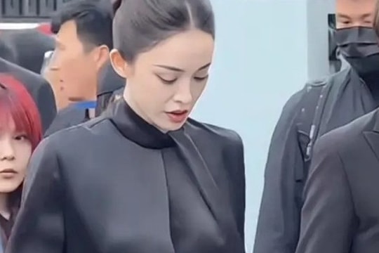 Cổ Lực Na Trát gây tranh luận về trang phục