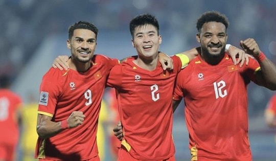 Xuân Son lập cú đúp giúp tuyển Việt Nam đánh bại Malaysia