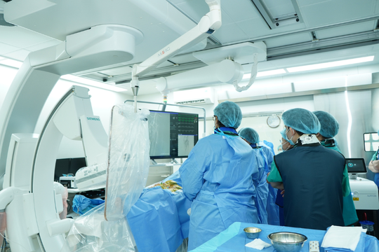 Nhiều bệnh nhân cao tuổi tránh được nguy cơ cắt cụt chi nhờ can thiệp laser nội mạch