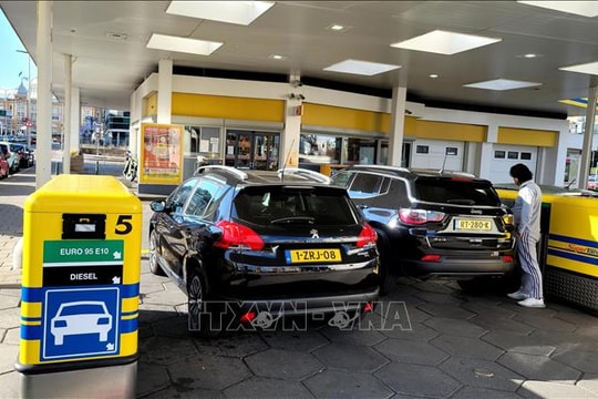 Giá dầu tăng vọt, chứng khoán châu Á 'đỏ lửa' sau tín hiệu từ Tổng thống Mỹ