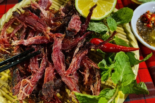 Thịt trâu gác bếp thường được ướp gia vị nào?