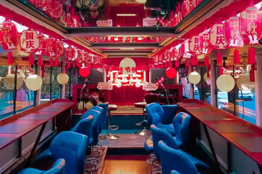 Biến xe buýt thành nhà hàng, phòng hát karaoke