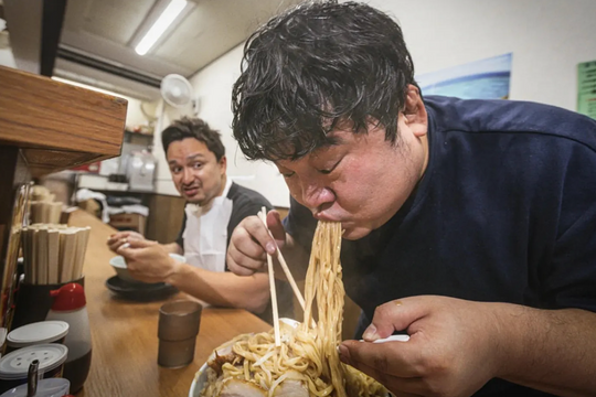 Vì sao người Nhật coi trọng sự yên tĩnh nhưng húp mì thành tiếng?