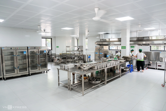 Kiểm tra đột xuất bếp ăn tập thể tại Hà Nội, Ninh Bình