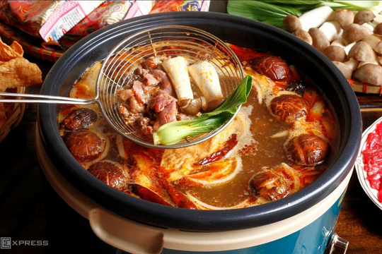 Ăn lẩu dùng loại đũa nào an toàn cho sức khỏe?