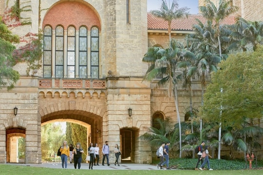 Nhiều du học sinh Australia bỏ bữa vì bão giá