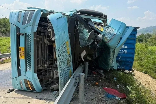 Sai lầm khi vào cua khiến nhiều xe tải bị lật