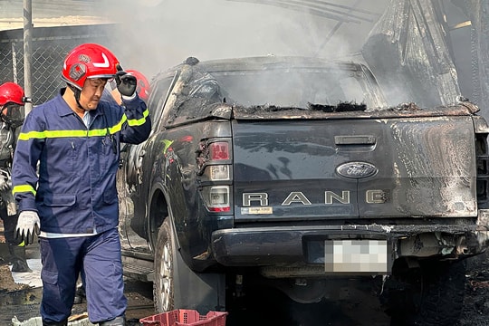 Kho hàng bốc cháy, thiêu rụi xe Ford Ranger