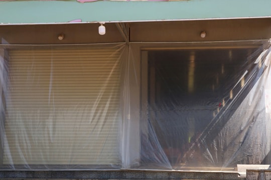 Người dân lấy nylon trùm kín nhà tránh 'bão bụi' sân bay Phù Cát