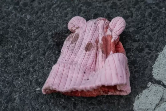 Bé 7 tháng tuổi tử vong do trúng đạn lạc trong vụ nổ súng băng đảng