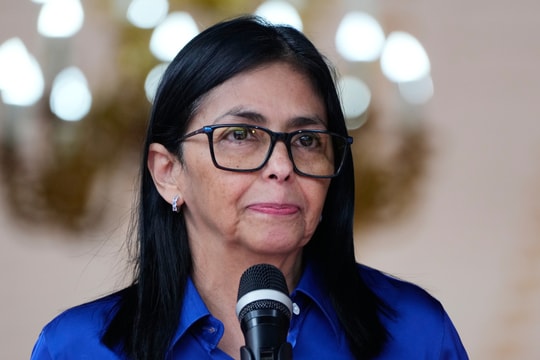 Mỹ dỡ trừng phạt với Tổng thống lâm thời Venezuela