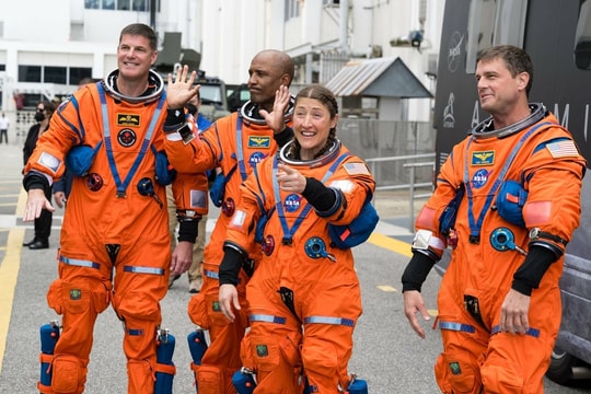 Các phi hành gia làm gì trong 10 ngày bay quanh Mặt Trăng?