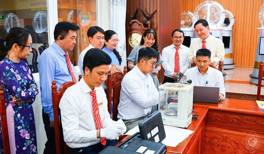 Xổ số Cần Thơ kiểm tra các quả banh quay số để khẳng định tính minh bạch