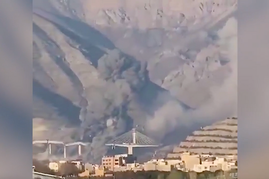 Khoảnh khắc cây cầu lớn nhất ở Iran sụp đổ