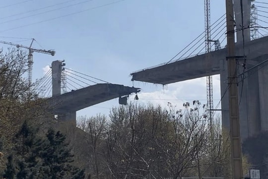 Cây cầu lớn nhất Iran bị tấn công, ông Trump cảnh báo sẽ còn nhiều đòn hơn nữa