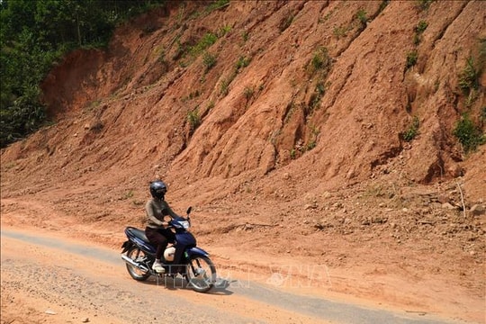 Quảng Ngãi: Điểm sạt lở nguy hiểm trên đường ĐH74 chờ vốn khắc phục khẩn cấp