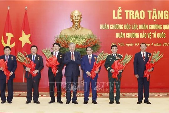Lễ trao tặng Huân chương cao quý cho các đồng chí lãnh đạo Đảng, Nhà nước và cán bộ cấp cao