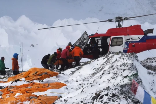 Đường dây đầu độc người leo núi Everest để dàn dựng cứu hộ giả