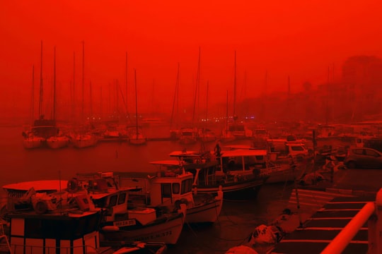 Bầu trời Hy Lạp rực màu đỏ cam do bụi sa mạc
