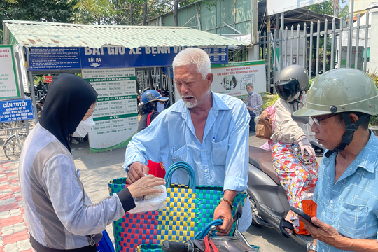 Người bán vé số phát cơm miễn phí để 'trả ơn đời'