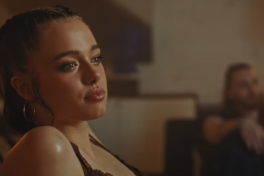 Con gái Angelina Jolie đóng MV Kpop